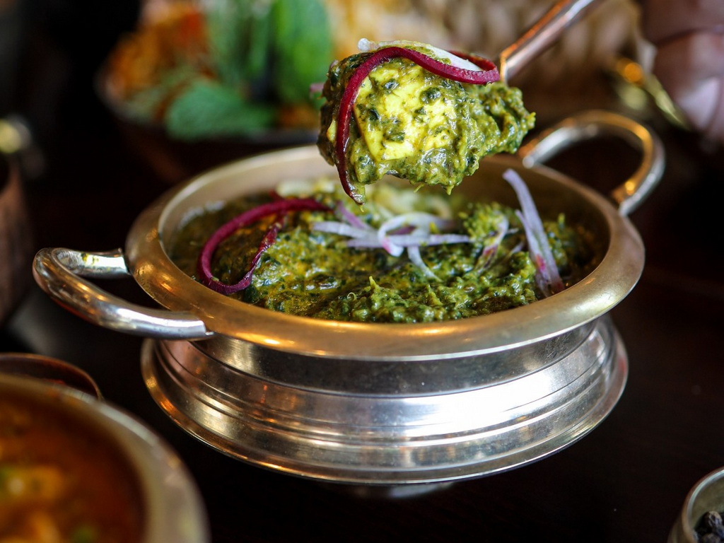 Saag paneer with spinach and fried paneer cubes