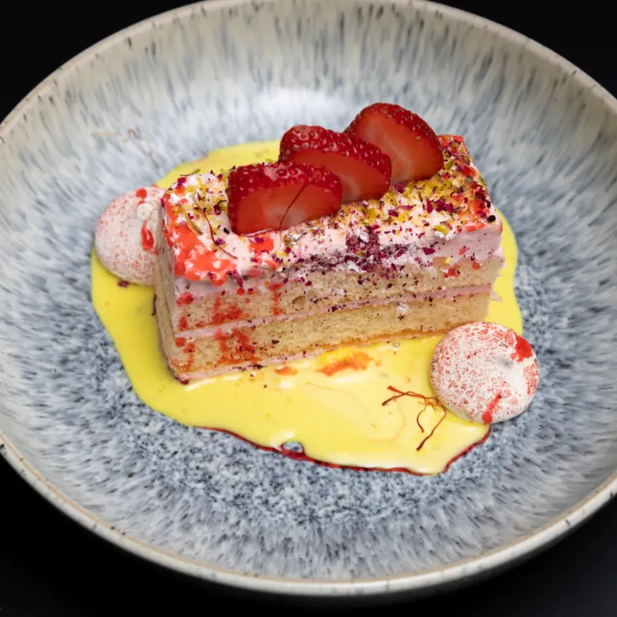 Chai & Pistachio Cake (V)