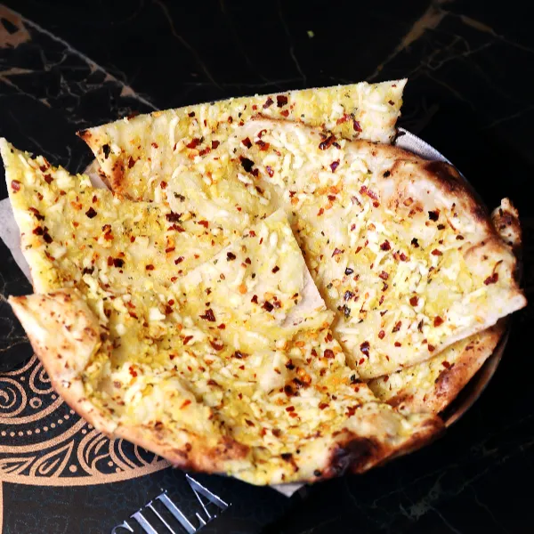 Chili Garlic Cheese Naan (V)